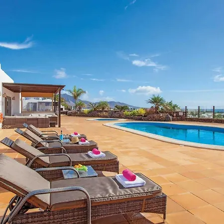 Playa Blanca Sleeps 10 Pool Air Con Wifi Villa Playa Blanca (Lanzarote)