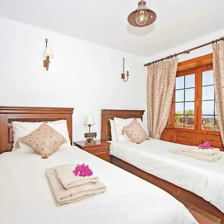 Playa Blanca Sleeps 10 Pool Air Con Wifi Вилла